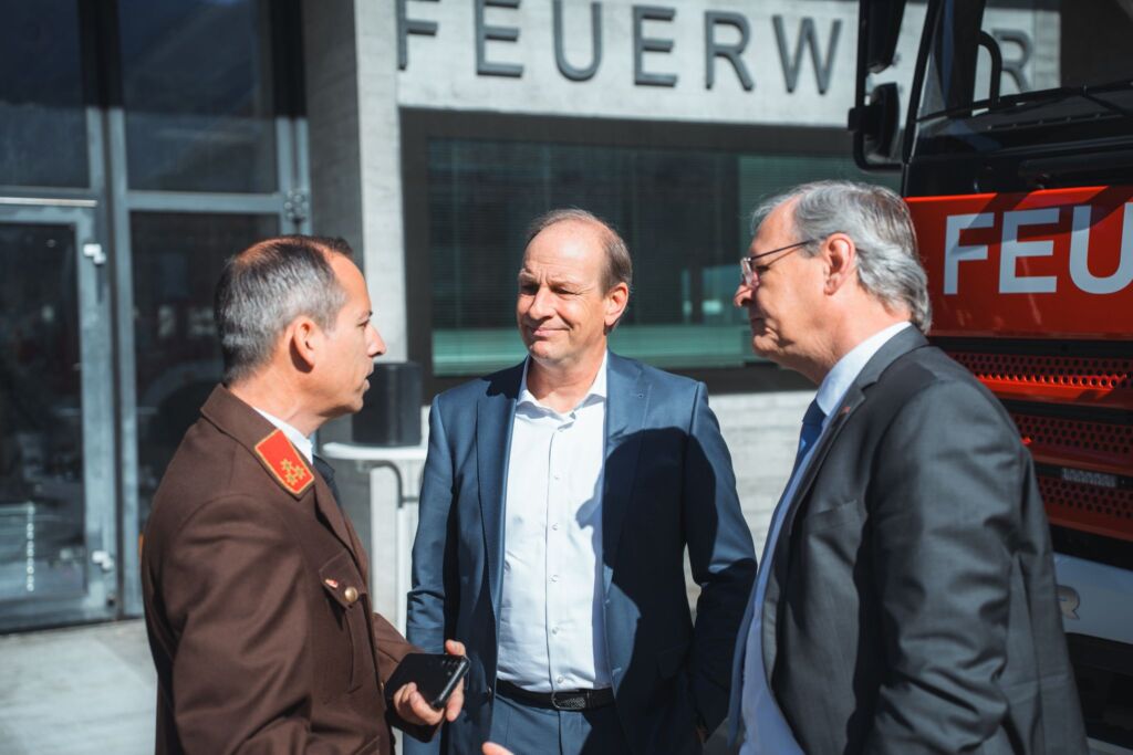 Vertreter von Feuerwehr und Politik im Gespräch bei der Fahrzeugweihe