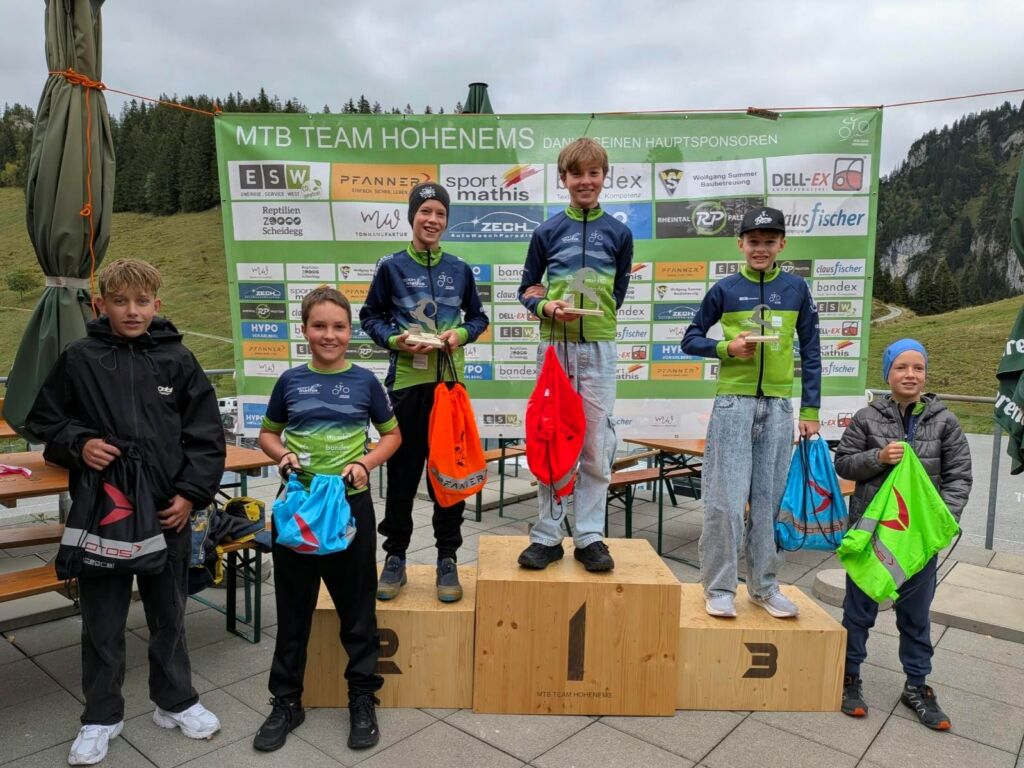 Jungs am Siegerpodest in Hohenems mit Preisen und Taschen, MTB Team Hohenems